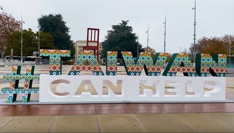 Taiwan Can Help xuất hiện tại quảng trường trước Palais des Nations, đại sứ của nhiều nước bày tỏ ủng hộ
