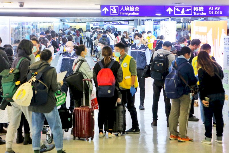 Người ở hải ngoại xét nghiệm Covid-19 dương tính không được đáp các chuyến bay bình thường