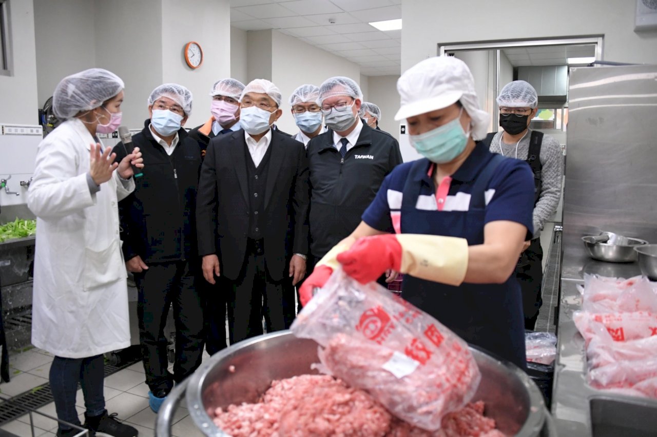 Thủ tướng Tô Trinh Xương thị sát bữa ăn trưa của học sinh tiểu học.