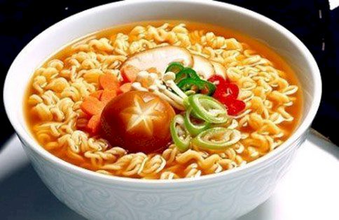 LĐ nước ngoài phải làm việc 6 tháng liên tục mới đủ trả tiền cho gói mì ăn liền đắt nhất thế giới!