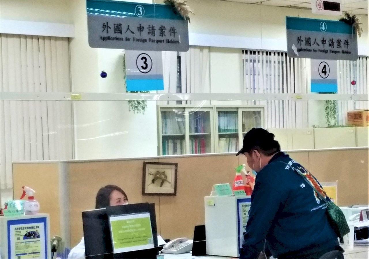 Sở Di dân thực hiện tự động gia hạn lưu trú lần thứ 7 cho người nước ngoài hợp pháp tại Đài Loan