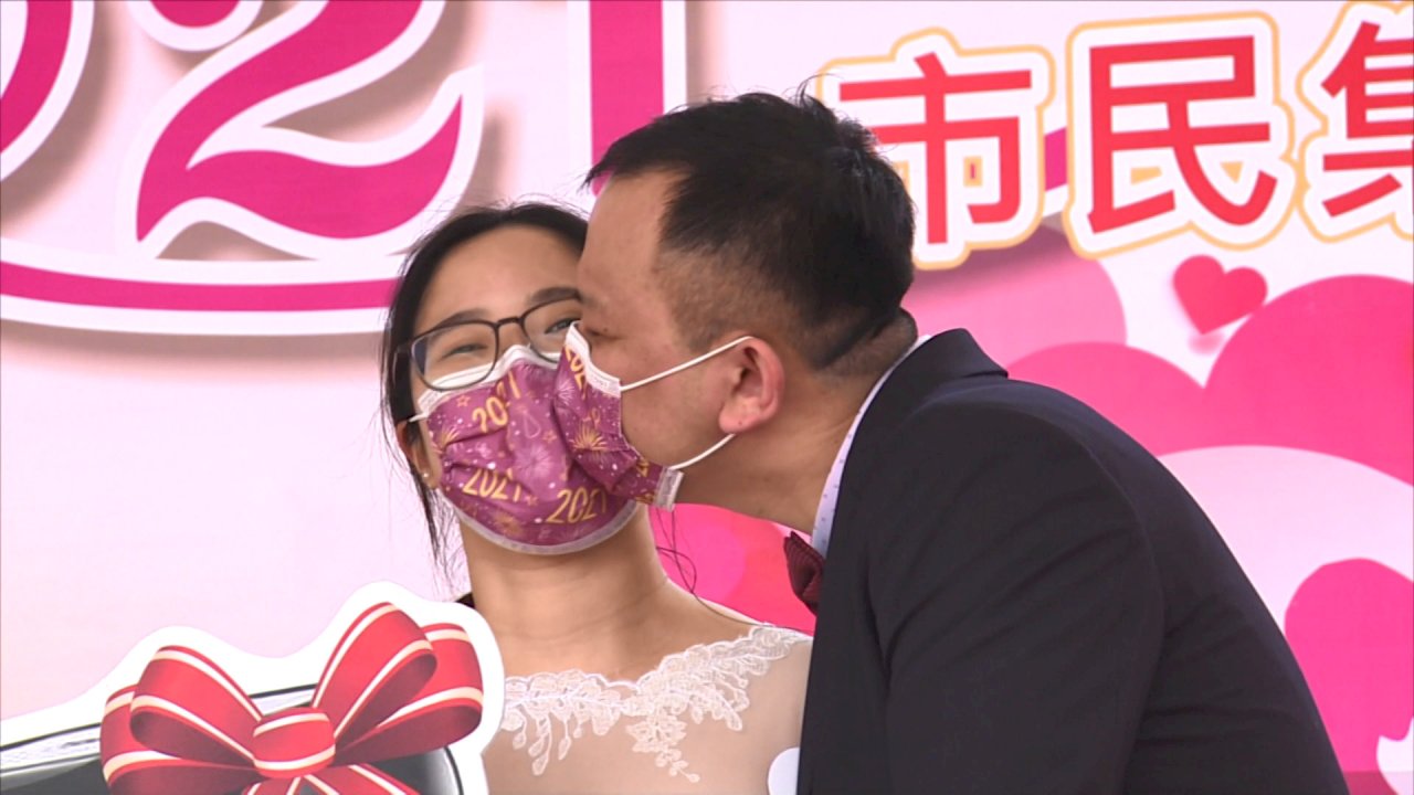 Đám cưới mùa dịch , 71 cặp đôi cô dâu chú rể đeo khẩu trang hôn nhau.