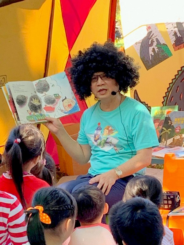 Nghe kể chuyện để khai sáng sở thích đọc sách của trẻ em