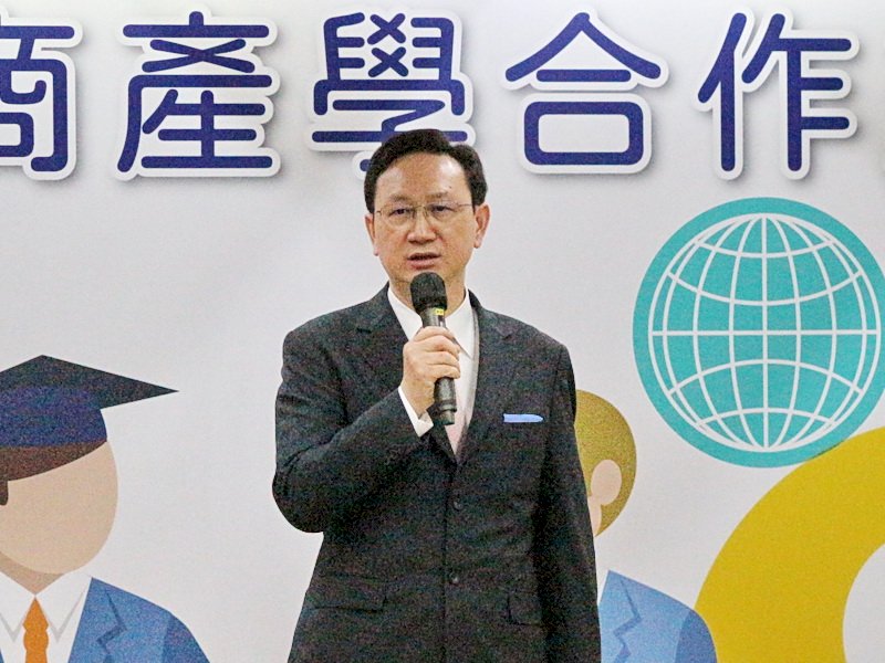 Năm nay, số lượng sinh viên Hoa kiều đến Đài Loan học tập sẽ tăng gấp đôi. Đặt mục tiêu đẩy mạnh “giáo viên Kiều”, hỗ trợ người Hoa ở nước ngoài học tiếng Hoa thông qua công ng