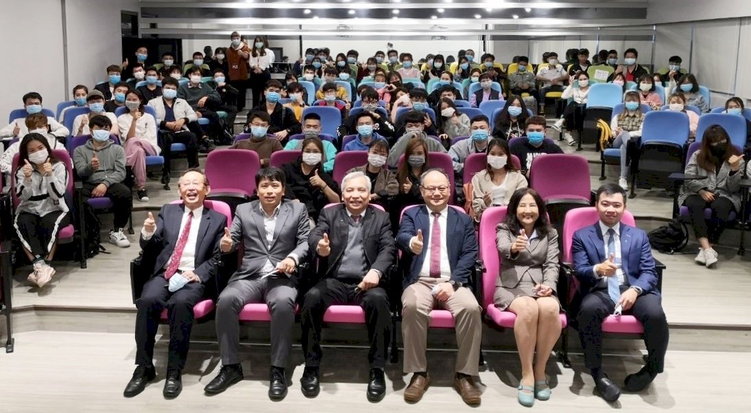 Du học sinh Việt Nam tại trường Khoa học Công nghệ Long Hoa vượt mốc 700 hs, Đại diện Việt Nam tại Đài Loan đến thăm trường