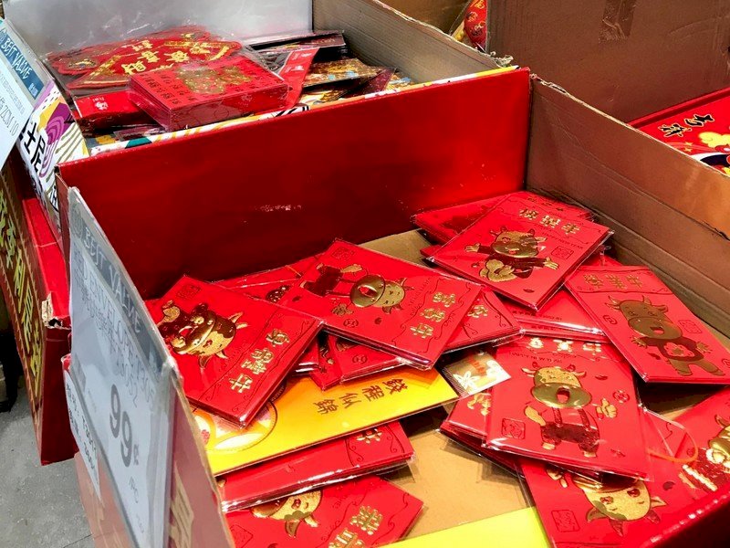 Tết  Âm lịch trong mùa dịch COVID-19 tại Los Angeles, bao lì xì đựng chi phiếu thay cho tiền mặt