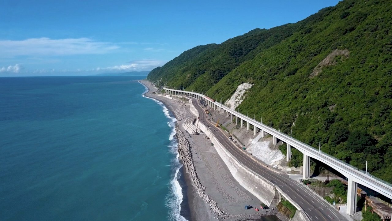 Tuyến xe lửa thần bí 422 xuất phát từ Thụ Lâm đến Cao Hùng, đưa hành khách khám phá cảnh núi rừng biển cả tuyệt đẹp của Đài Loan