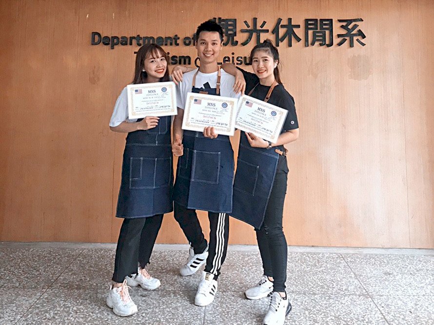 Lớp vừa học vừa làm Trường Đại học Công nghệ Long Hoa có đội ngũ kỹ thuật viên đánh giá chất lượng cà phê rất đông đảo