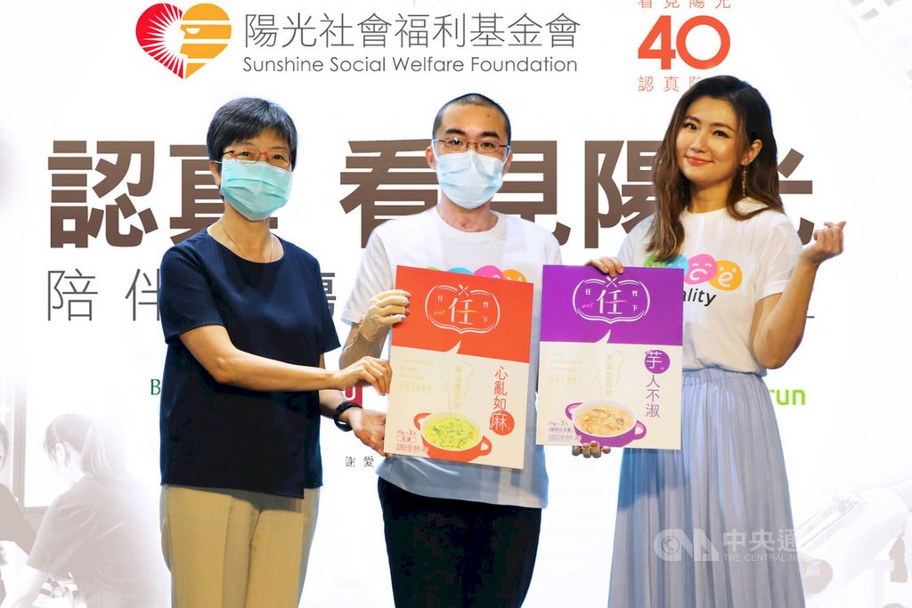 Ca sĩ Selina làm tình nguyện viên chia sẻ quá trình luyện tập phục hồi sức khỏe khích lệ người bị bỏng