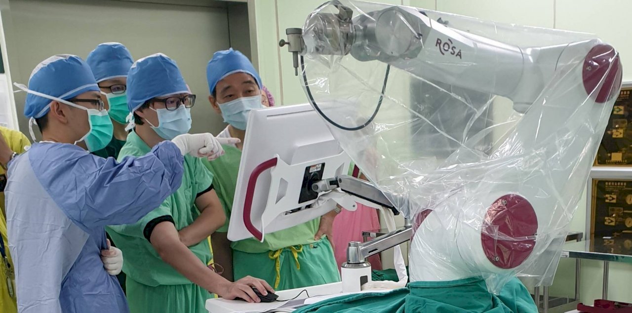 Mất ngôn ngữ và mất trí nhớ do động kinh. Cánh tay robot kiểu mới trở thành dụng cụ hỗ trợ phẫu thuật