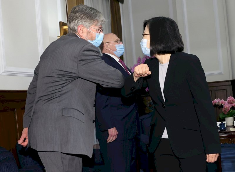 Tiếp đón đoàn quan khách do ông Chris Dodd dẫn đầu, Tổng thống: máy bay và tàu chiến của Trung Quốc đe dọa hòa bình khu vực, Đài Loan mong có thể cùng chống lại hành vi khiêu khích