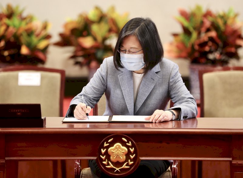 Ký Luật Bảo hiểm tai nạn nghề nghiệp, Tổng thống: là cột mốc về bảo đảm quyền lợi cho người lao động