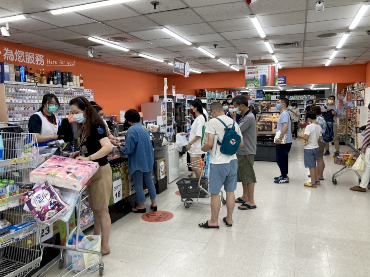 Rủi ro lây nhiễm cộng đồng tăng cao, siêu thị tạm ngừng dịch vụ cho khách ăn thử thức ăn