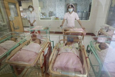 Bộ Lao động: Bắt đầu từ ngày 01/07, người lao động có thể xin tạm nghỉ việc để chăm con ít nhất là 30 ngày, phải thông báo bằng văn bản trước 10 ngày cho chủ thuê