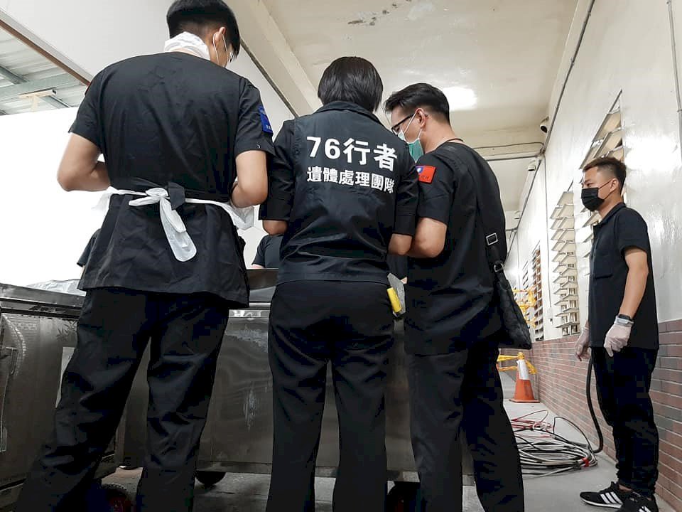 Điều gì khiến người trẻ tuổi dấn thân làm chuyên viên trang điểm khôi phục thi thể?