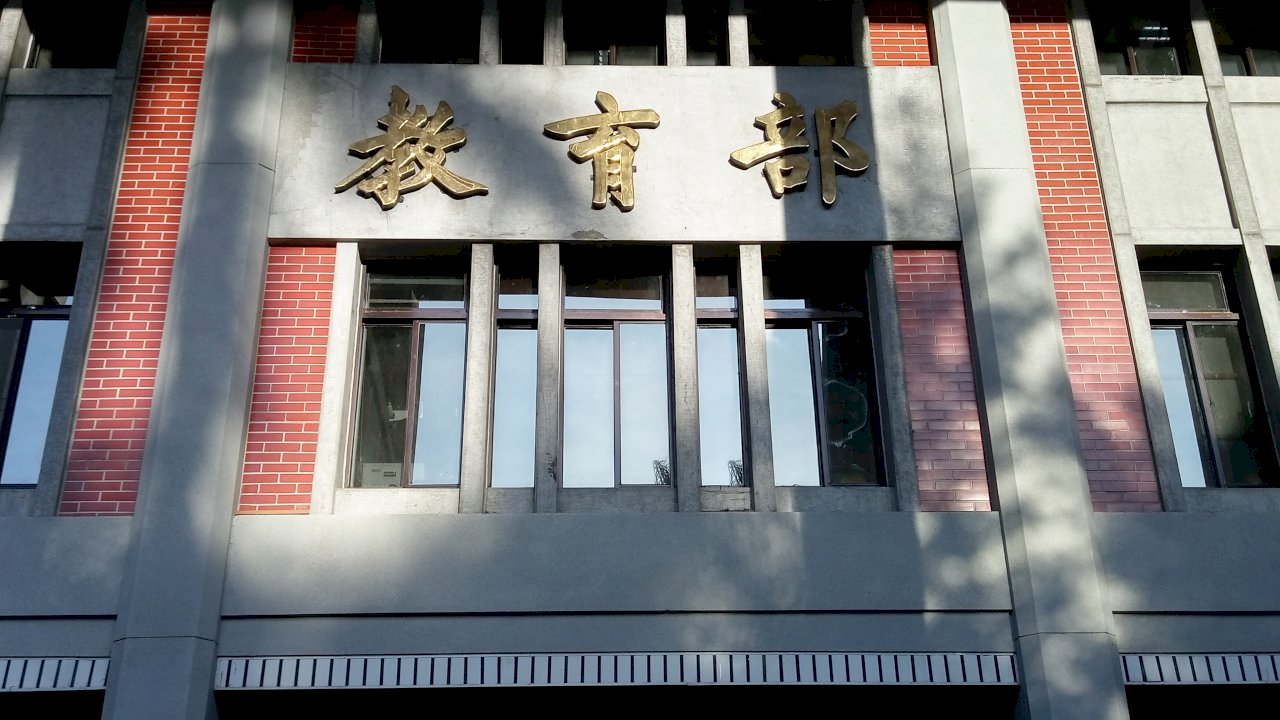 Bộ Giáo dục cung cấp 2 loại học bổng nhằm thu hút học sinh nước ngoài, Hồng Kông và Macau, đến Đài Loan học THPT