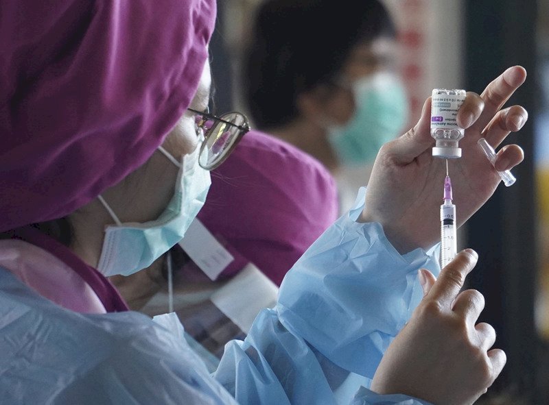 Hội nghị chuyên gia đưa ra quyết định tiếp tục tiêm chủng vắc-xin AZ, tiến hành giám sát theo dõi chặt chẽ những ca phản ứng xấu sau tiêm