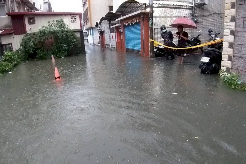 Ngày 20/6 do ảnh hưởng của gió Tây Nam, mưa rào to và cực to tại nhiều nơi