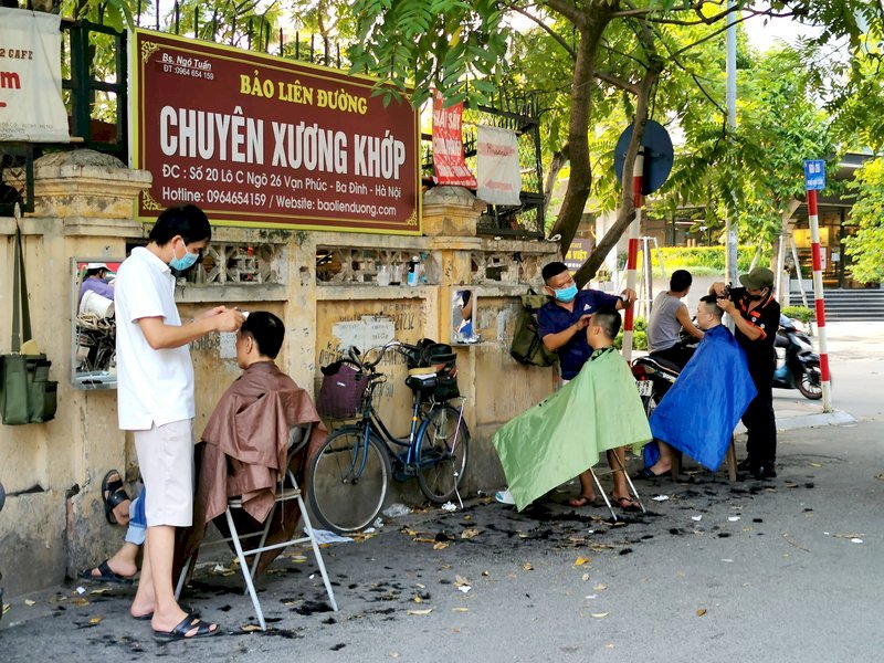 Liên tục 5 ngày số ca nhiễm COVID-19 tại Việt Nam cao kỷ lục. Hà Nội tạm ngưng dịch vụ hớt tóc và ăn uống tại chỗ