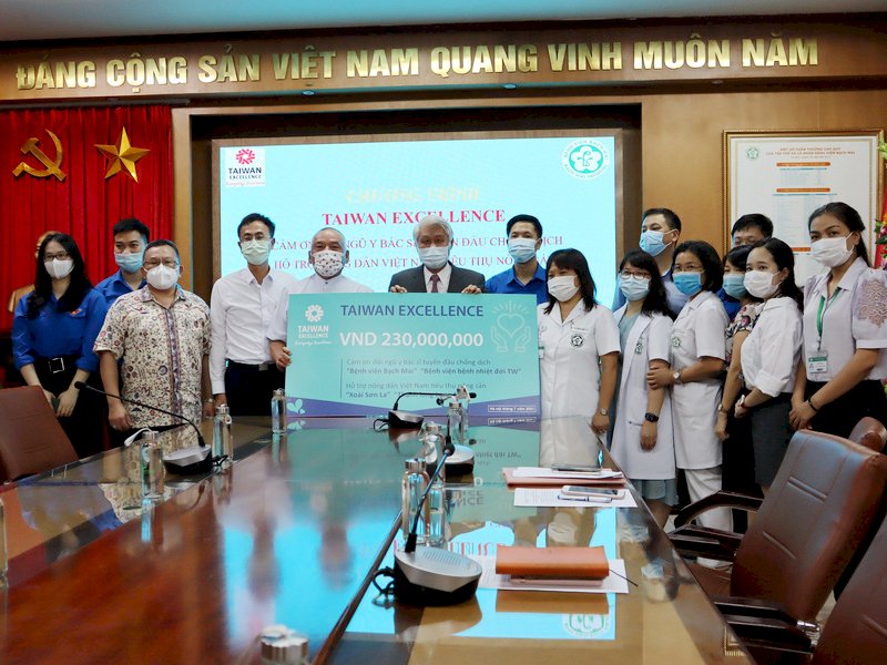 Taiwan Excellence tặng trái cây cho Bệnh viện Bạch Mai ủng hộ nhân viên y tế Việt Nam cùng chống dịch