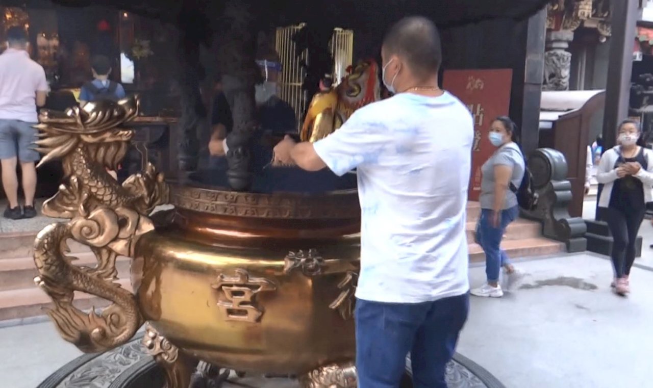 Chùa Vũ Đức ở Bắc Cảng, Vân Lâm mở cửa cho tín đồ vào cúng bái