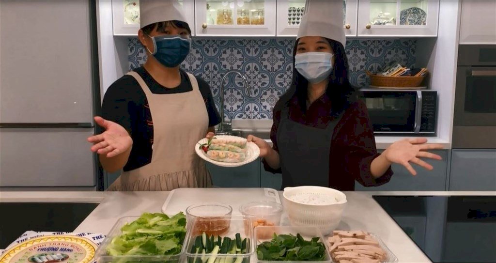 Yêu thương không khoảng cách trong mùa dịch, tình nguyện viên tại Cục Thanh niên Cao Hùng quay video làm công ích