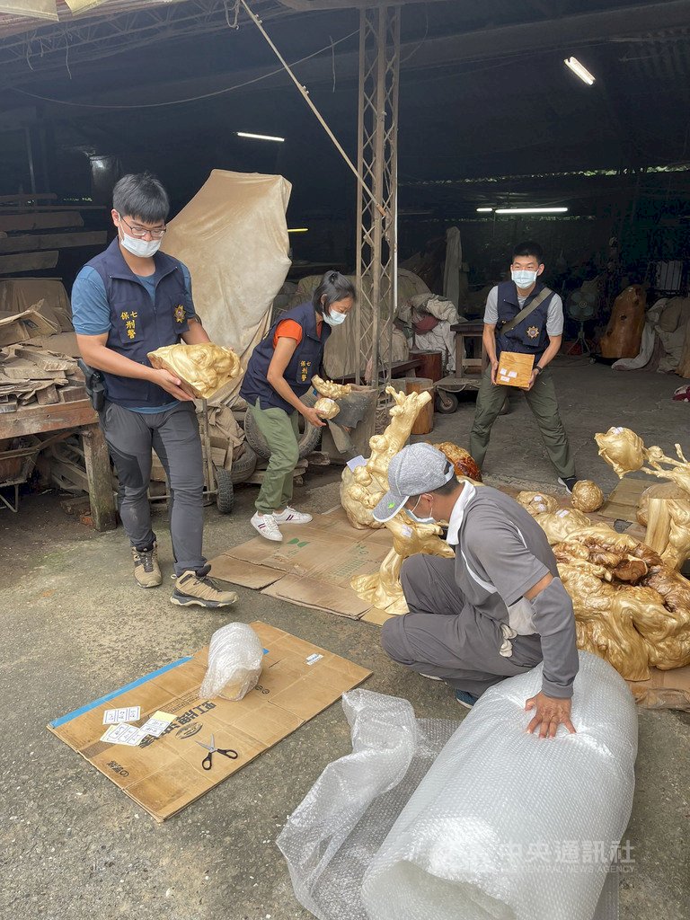 Lao động nước ngoài lập nhóm lên núi cưa trộm gỗ, cảnh sát tìm được 200 kg gỗ tang vật
