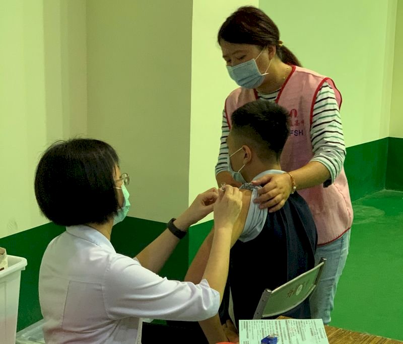 Bộ Giáo dục: khuyến cáo học sinh sau khi tiêm vaccine nếu xuất hiện tác dụng phụ phải có người nhà chăm sóc