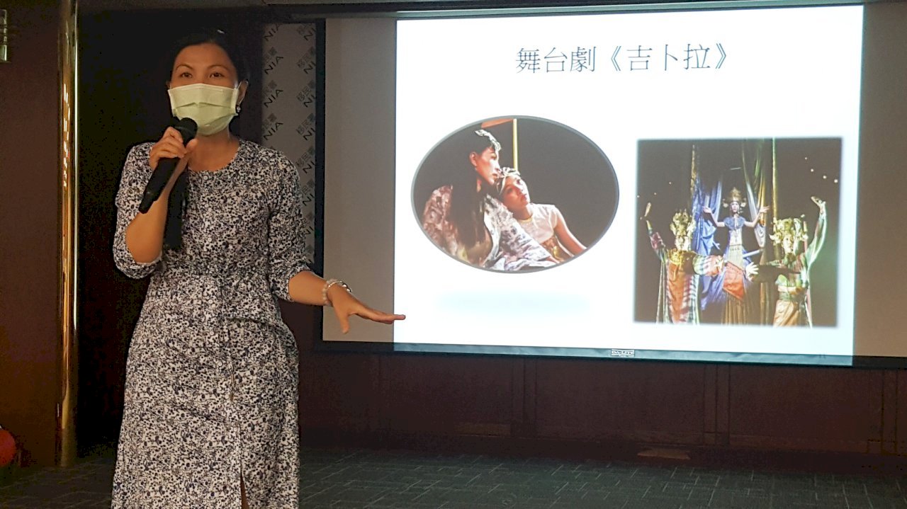 Hai mẹ con tân di dân Việt Nam cùng tham gia biểu diễn nghệ thuật, góp phần lan tỏa văn hóa quê hương