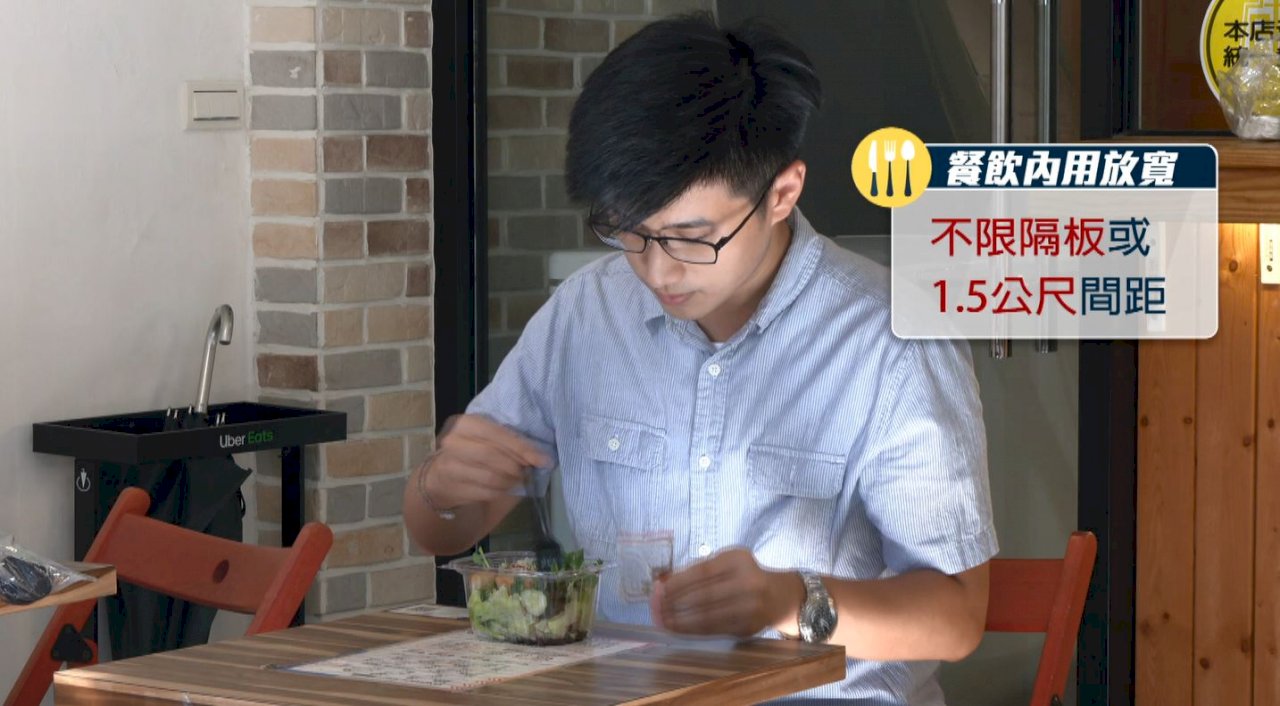 Ăn tại chỗ ở hàng quán không cần vách ngăn, thực khách có thể tự lấy và gắp đồ ăn tại cửa hàng tiện lợi và quán ăn tự phục vụ