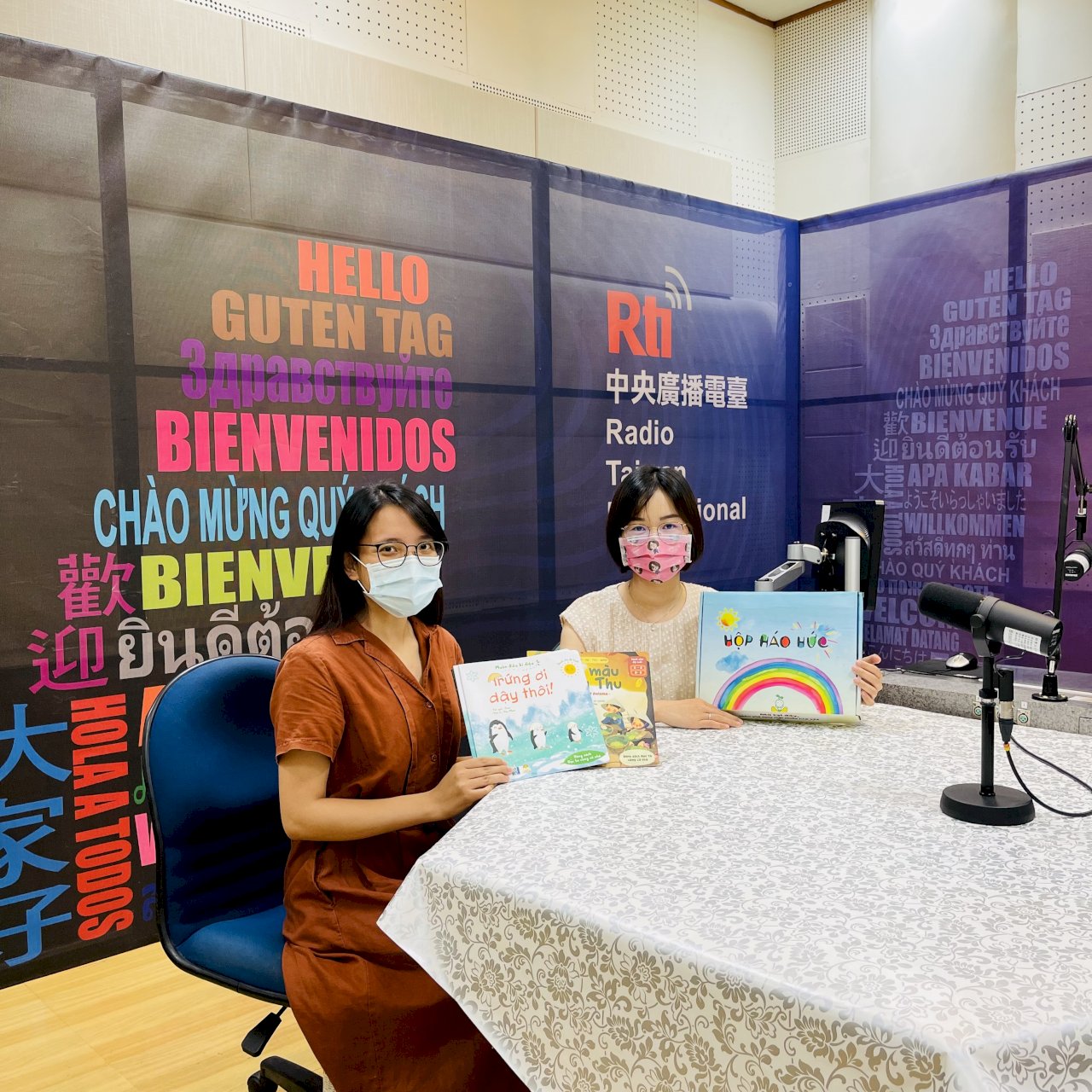 Xuân Quỳnh và Hằng Nga cùng dự án đưa sách Việt đến gần hơn với con em Di dân mới tại Đài Loan (phần 2)