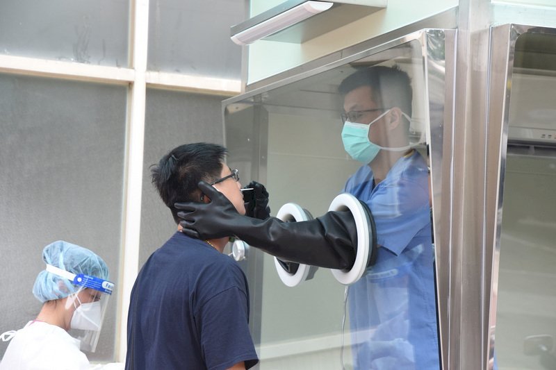 Người cách ly tại nhà do xác nhận nhiễm bệnh hoặc dương tính khi test nhanh có thể được nhận bồi thường phòng dịch mỗi ngày 1000 Đài tệ