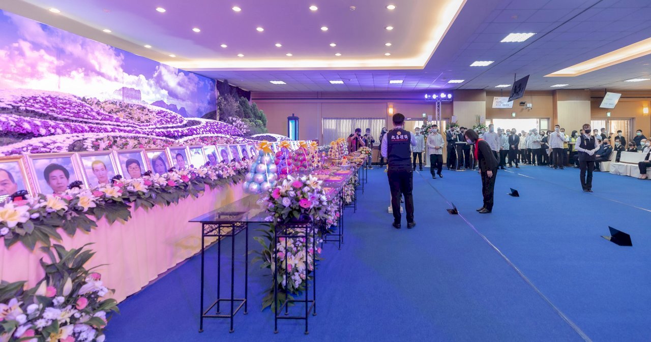 Treo cờ rủ trong ngày tưởng niệm nạn nhân vụ cháy toà nhà Cheng Chung Cheng, Tổng thống Thái Anh Văn và Thị trưởng Cao Hùng Trần Kỳ Mại đến dâng hương