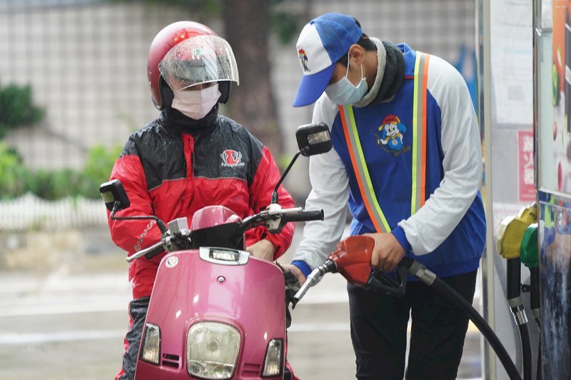 Khi nào mới hết tăng giá xăng trong nước? 2 ngân hàng nước ngoài dự đoán thời điểm đó không còn lâu