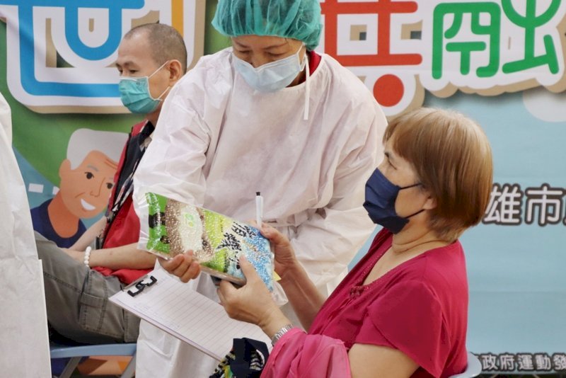 Người cao tuổi tiêm vắc-xin Covid-19 sẽ được tặng gạo hữu cơ. Trần Kỳ Mại: Mỗi độ tuổi khác nhau sẽ có chiến lược khác nhau