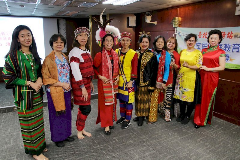 Sở Di trú dùng trang phục dân tộc để thúc đẩy giao lưu văn hóa trong hoạt động dành cho Di dân mới