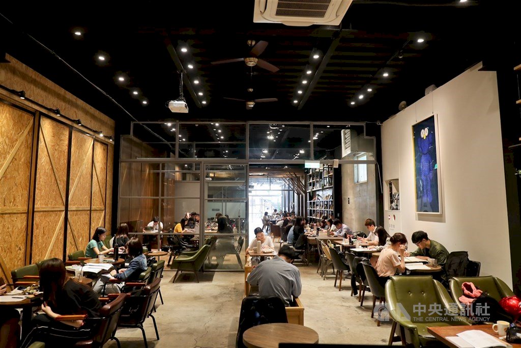 Quán cà phê trở thành thư viện? Louisa Coffee: cung cấp không gian, không can thiệp vào hành vi của khách