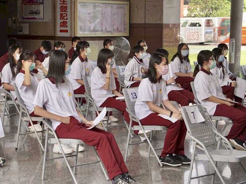 Nhắc nhở học sinh những điều cần chú ý khi tiêm vaccine BNT, có khả năng xuất hiện viêm cơ tim khi tiêm liều 2