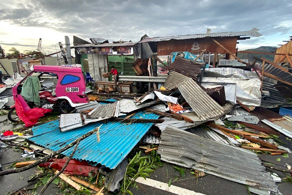 Bão Rai đổ bộ vào Philippines khiến ít nhất 208 người thiệt mạng. Khu vực thiên tai cần gấp nước uống và thức ăn