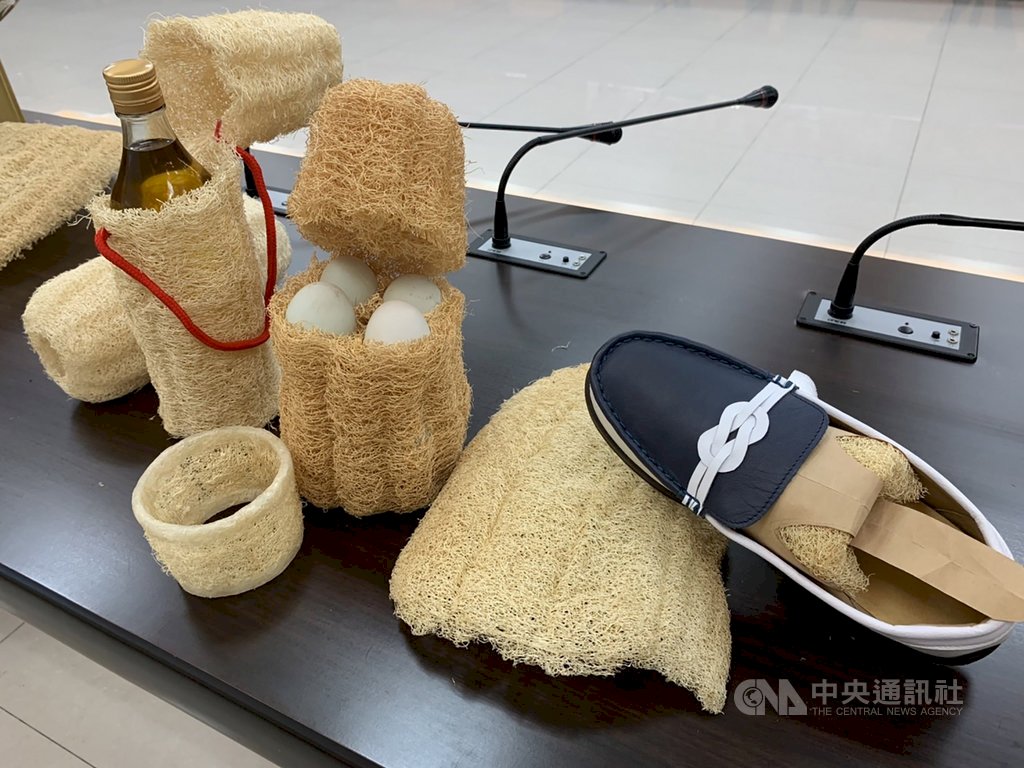 Xơ mướp làm bao bì bảo vệ môi trường, phát minh đoạt huy chương vàng giải thưởng phát minh Hội chợ-Triển lãm Paris