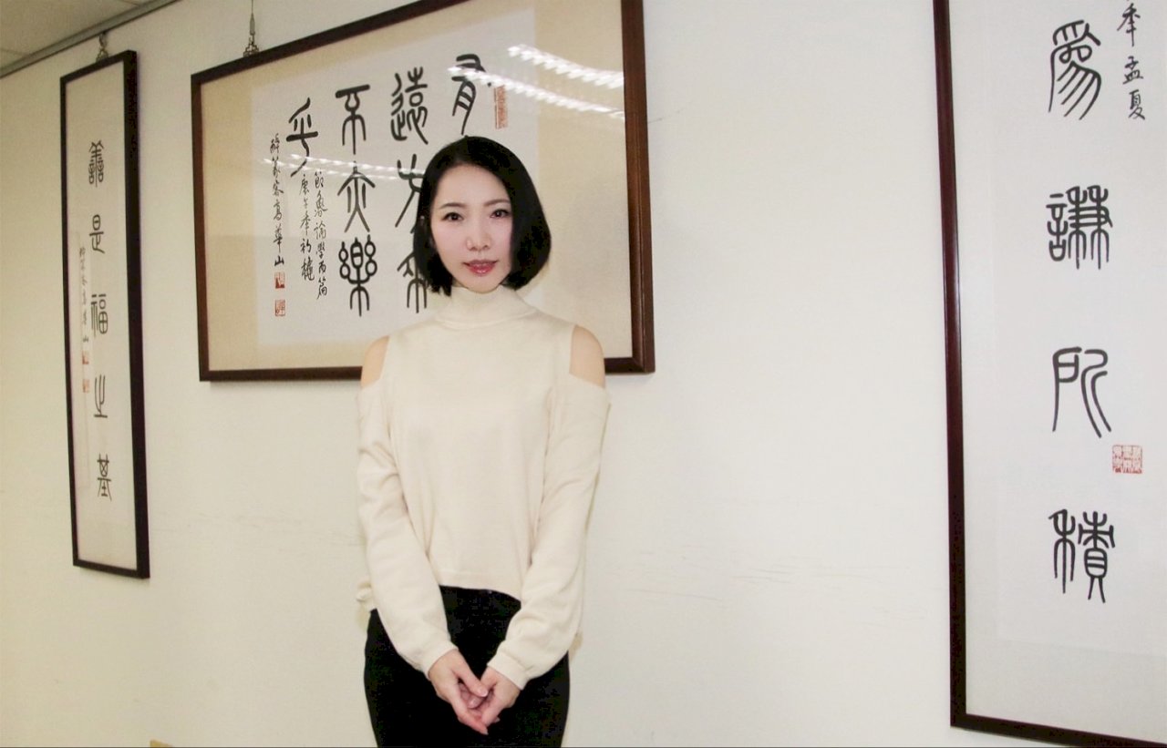 Sở Di trú cùng với Di dân mới làm liễn Tết. Tiếp viên hàng không chia sẻ nghệ thuật ứng xử với mẹ chồng