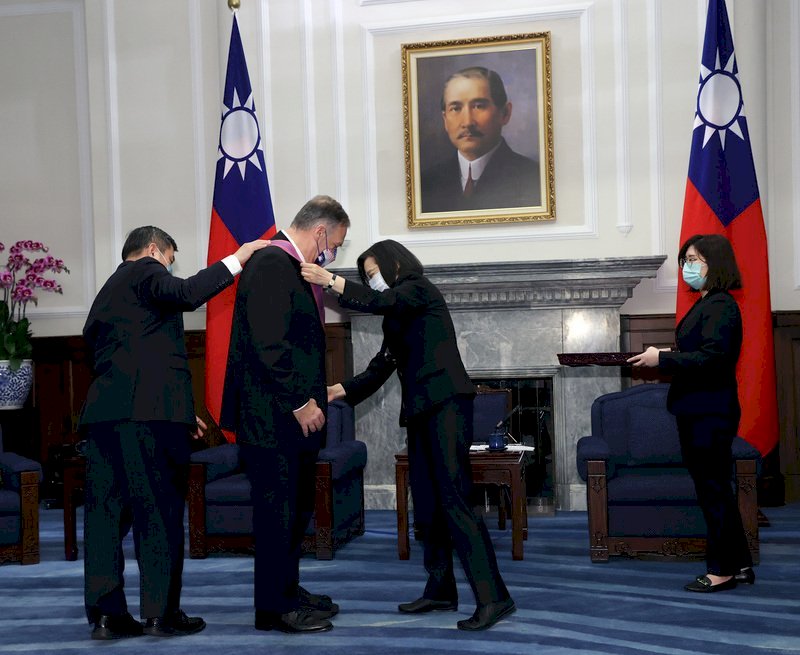 Trao huân chương cho cựu Ngoại trưởng Mỹ Mike Pompeo, Tổng thống: hy vọng hai bên viết thêm nhiều câu chuyện thành công về dân chủ