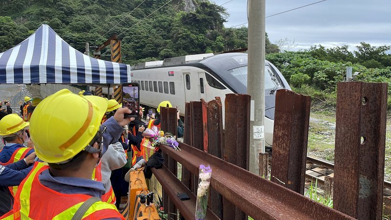 Tưởng niệm nạn nhân xấu số của chuyến tàu Taroko, gia quyến đến dâng hoa, toàn bộ xe lửa hú còi 30 giây