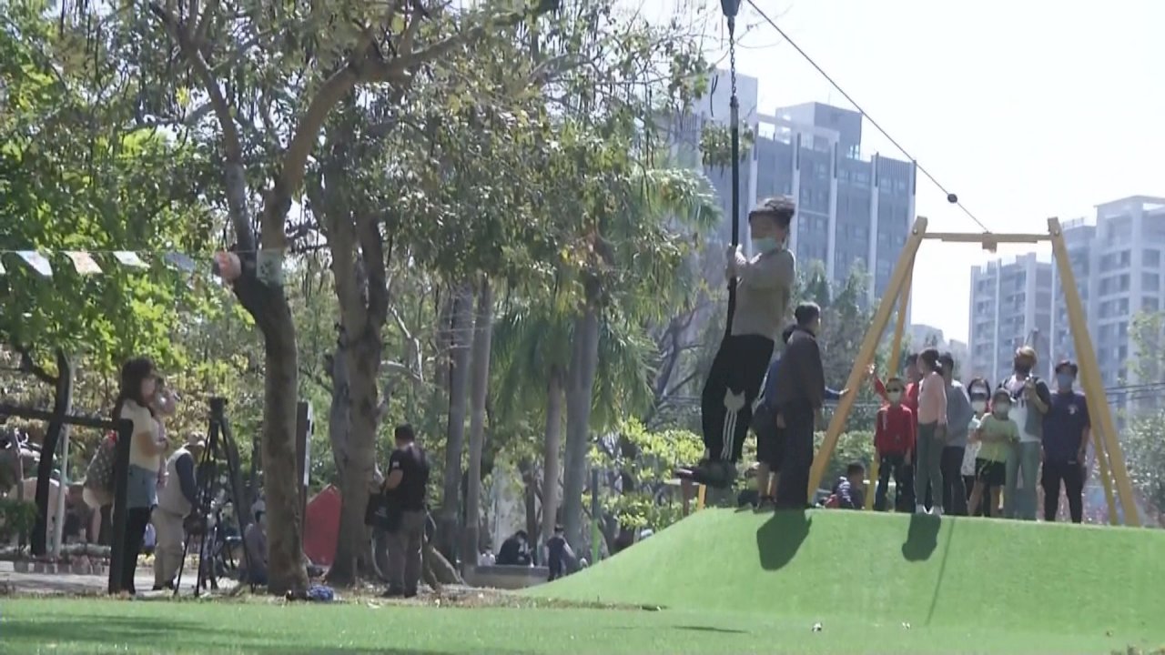 Trẻ em tranh nhau xếp hàng trải nghiệm trượt Zipline dài nhất khu vực phía Nam Đài Loan