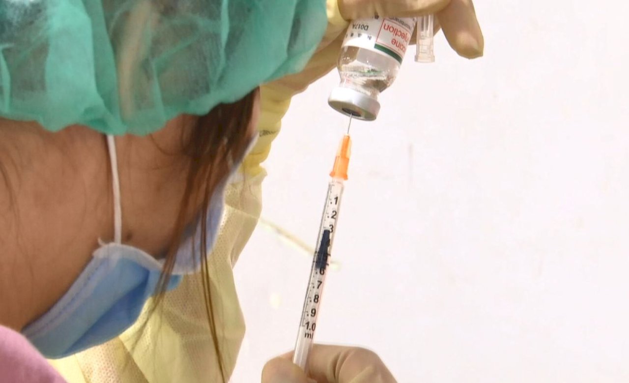 Virut COVID-19 biến chủng không ngừng, Đài Loan e rằng sẽ phải tiêm liều vaccine thứ 4 cho người dân