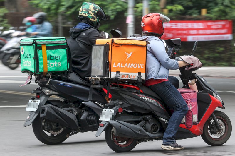 Ở nhà càng ăn càng mập. Chuyên gia: Việc giao đồ ăn quá tiện lợi và giảm vận động