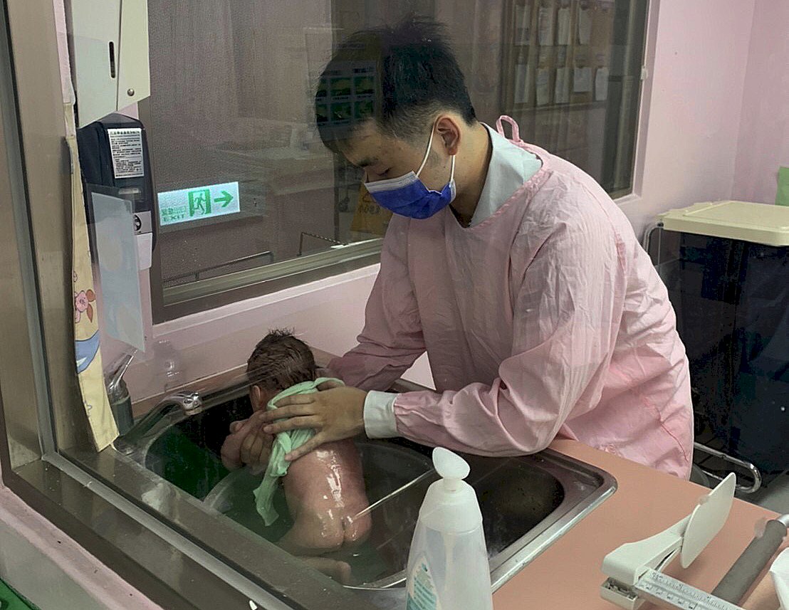 Thế hệ hai của di dân mới quyết tâm trở thành điều dưỡng viên. Chăm sóc trẻ sơ sinh, nữ bệnh nhân đều không làm khó được anh ấy