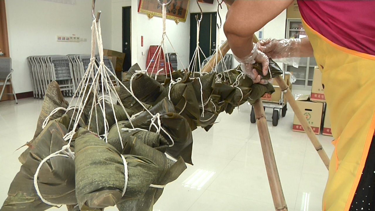 50.000 chiếc “Bánh ú hoàng kim” Tây Loa bán sạch trong ngày đầu mở bán