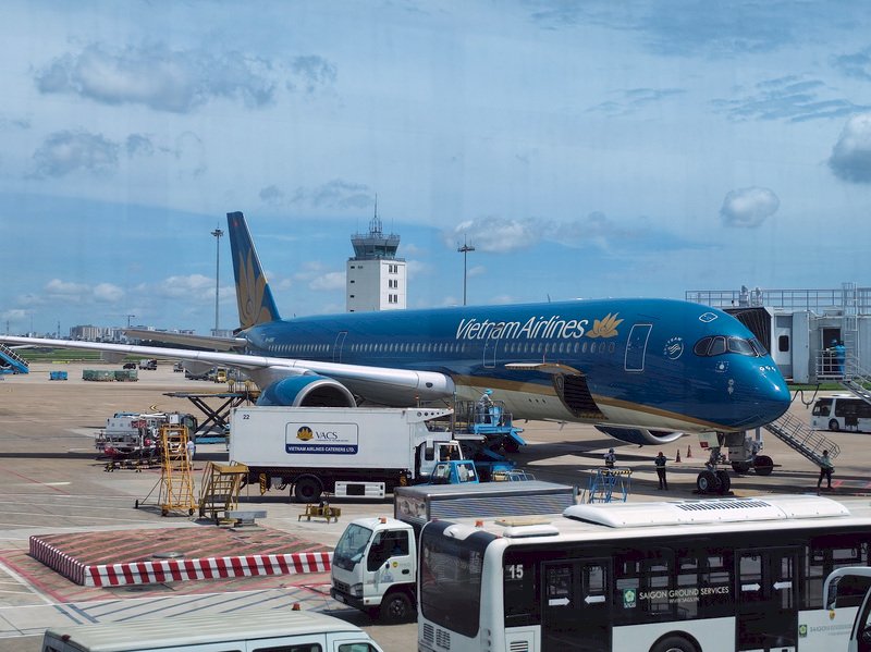 Vietnam Airlines thua lỗ 9 quý liên tiếp, thị trường quốc tế đóng băng và giá dầu tăng