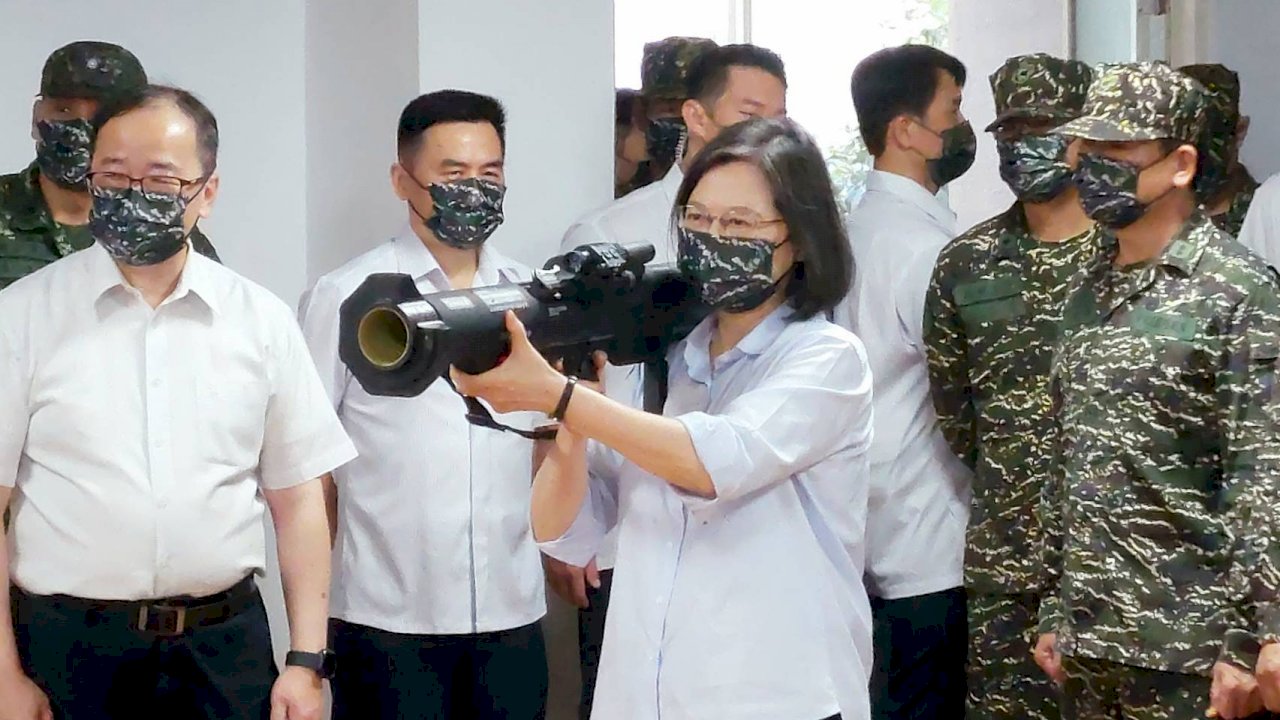 Tổng thống đến động viên quân đội trước tết Đoan Ngọ, vác tên lửa lên vai trải nghiệm trọng lượng trang bị